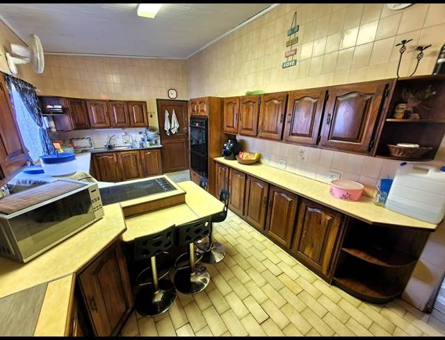 5 BEDROOM HOUSE FOR SALE IN SINOVILLE